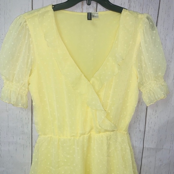 🔥HOT🔥 H&M TIERED YELLOW CLIP DOT MINI DRESS V NECK SHORT SLEEVE SIZE SMALL - Picture 2 of 5